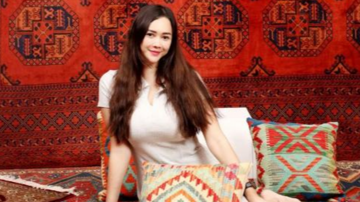 Aura Kasi Pose Duduk menggunakan Poloshirt [instagram @aurakasih.fans]