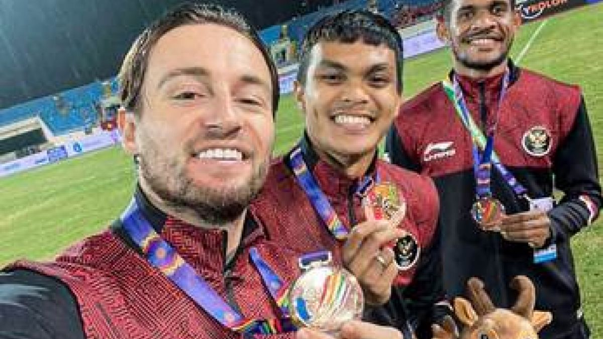 Tiga pemain Persib Bandung, Marc Klok, Rachmat Irianto, dan Ricky Kambuaya mendapat medali saat memperkuat Timnas Indonesia di ajang SEA Games 2021 lalu. [Persib.co.id]