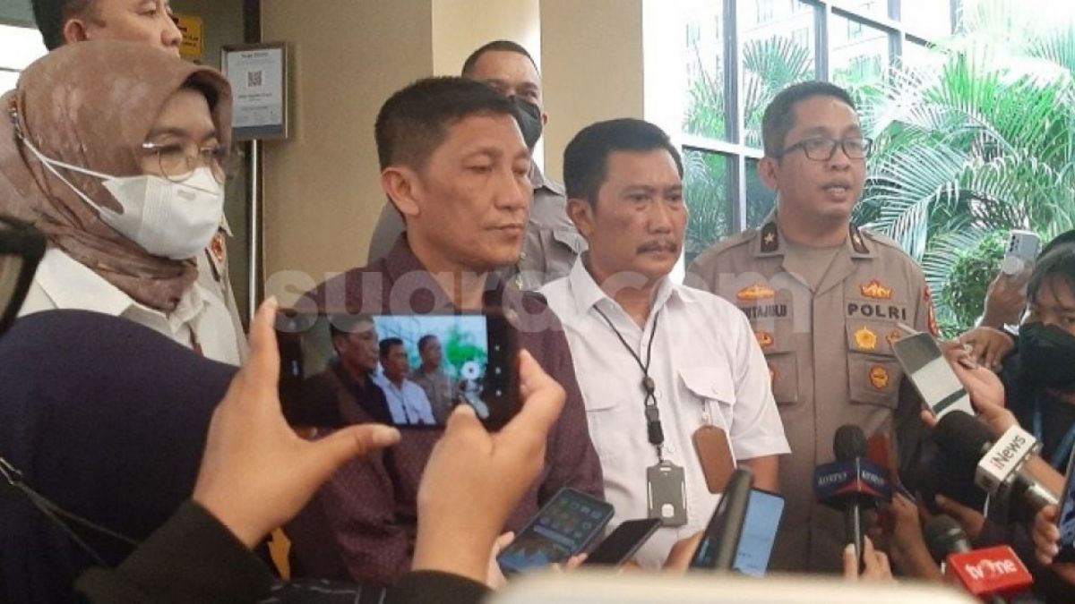 Direktur Utama PT LIB Ferry Paulus (tengah) saat menyampaikan update keberlangsung kompetisi Liga 1 seusai rapat koordinasi di Jakarta. [Suara.com/Adie Prasetyo Nugraha]