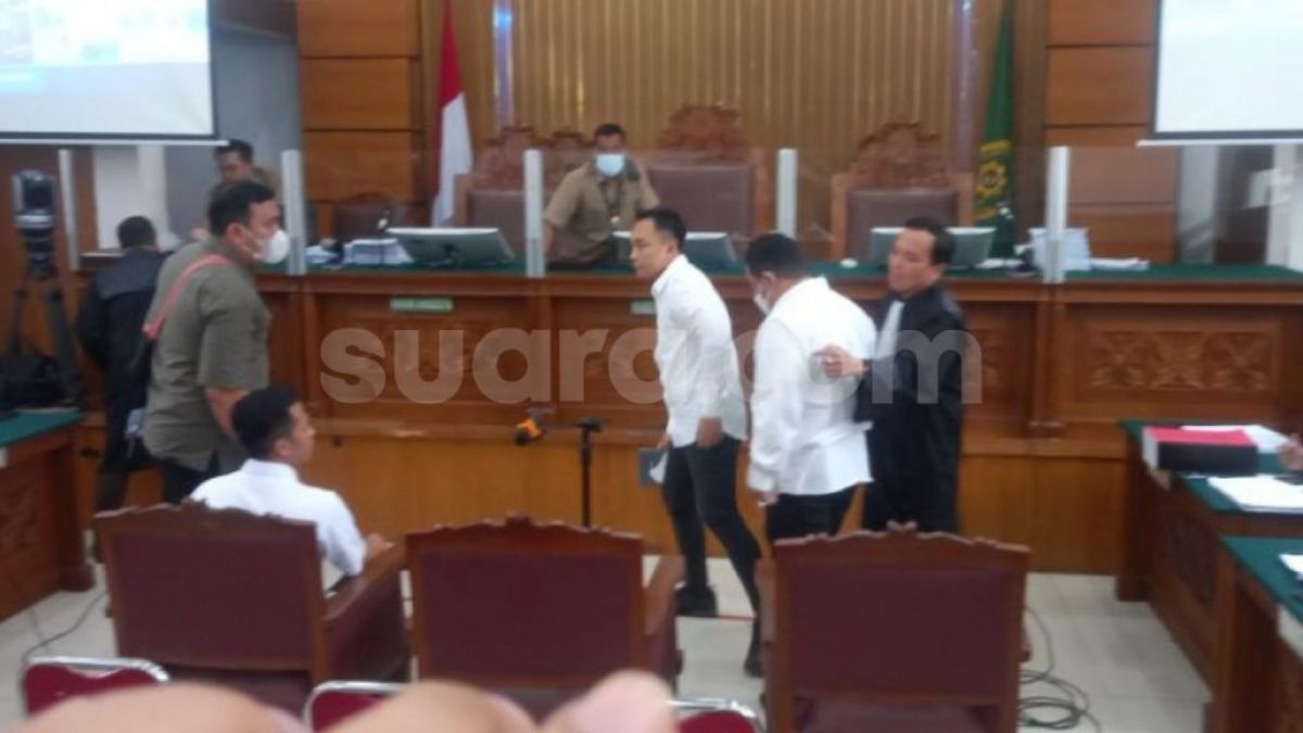 Terdakwa Kuat Maruf dan Ricky Rizal saat bertemu dengan Bharada E di persidangan kasus Brigadir J di PN Jakarta Selatan. (Suara.com/Arga)