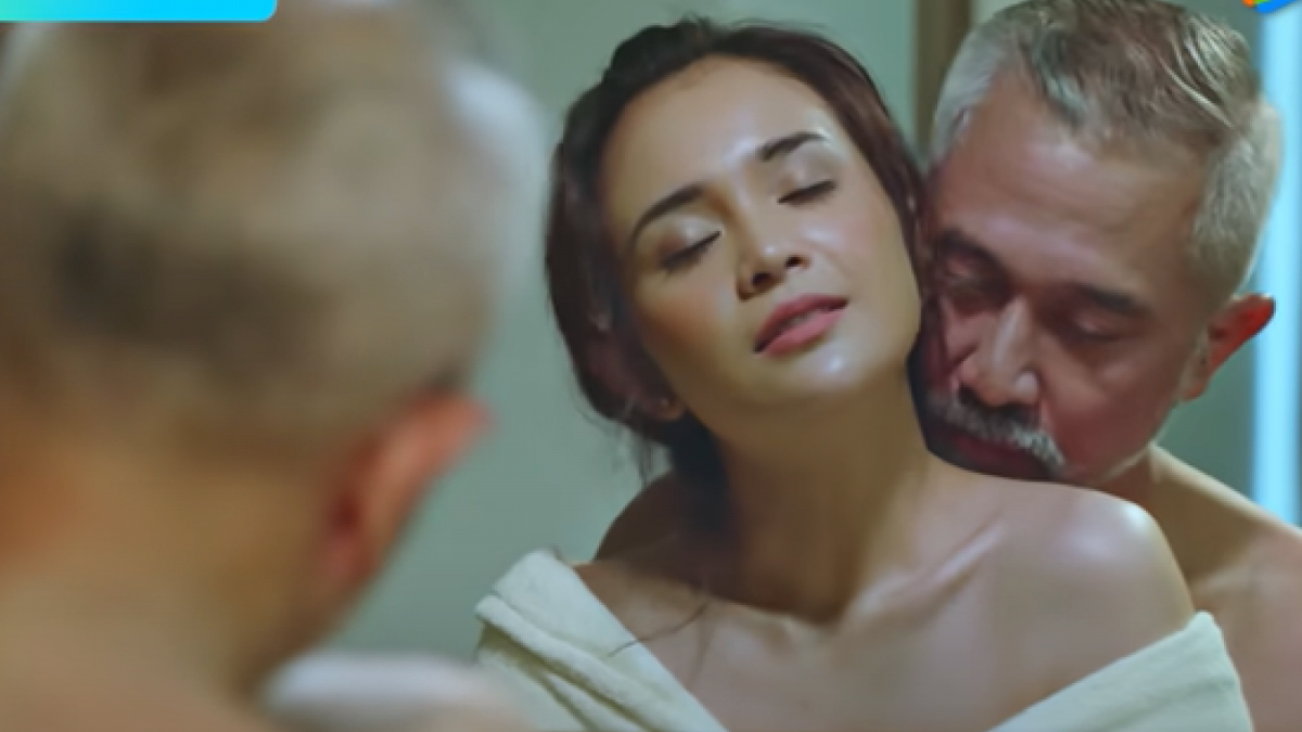 Adegan panas Pak Arif Dirgantara dan Laura atau Flo di Series Kupu Kupu Malam [Sumber Youtube We TV Indonesia]