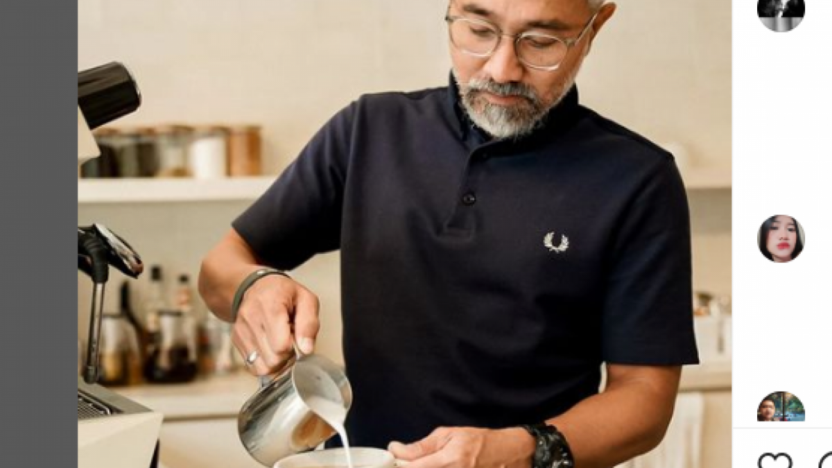 Lukman Sardi tengah membuat coffe [Instagram @lukmansrd]