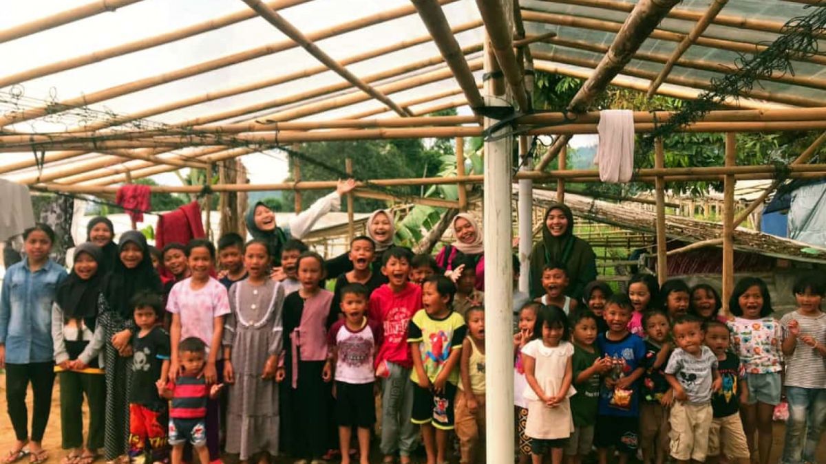 Pengurus Kohati Badko Jawa Barat bersama anak-anak korban Gempa Cianjur [Suara Sumedang]