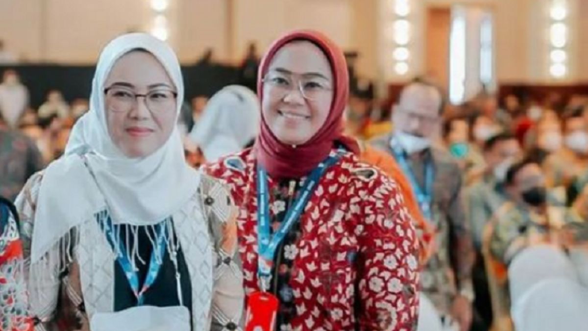 Potret kebersamaan Bupati Purwakarta Anne Ratna Mustikan dan Bupati Kawang Cellica Nurrachadiana. [Instagram @cellicanurrachadiana]