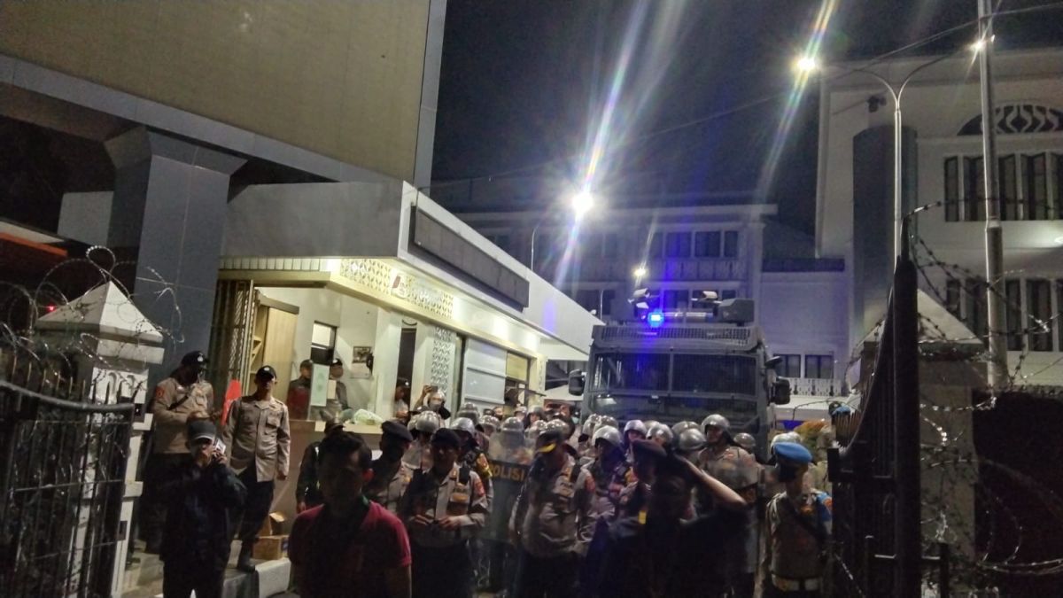 Mahasiswa berhasil menjebol pagar gedung DPRD Jawa Barat [Suara Sumedang]