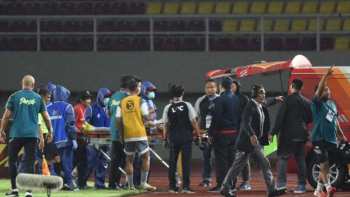 Official dan tim dokter Persib saat menangani Zalnando yang mengalami cedera serius dislokasi pada angkel kaki kiri. [Persib.co.id]