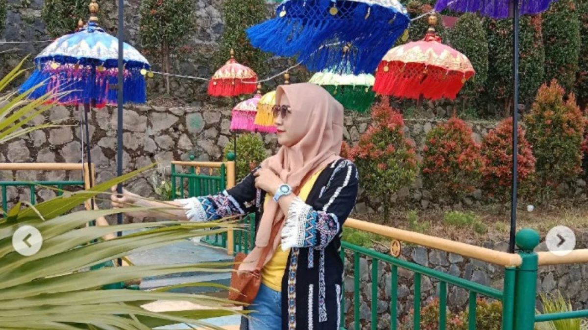 Seorang penunjung berfoto di tempat wisata Kampung Salaka Bogor. [Instagram @krasiva336]