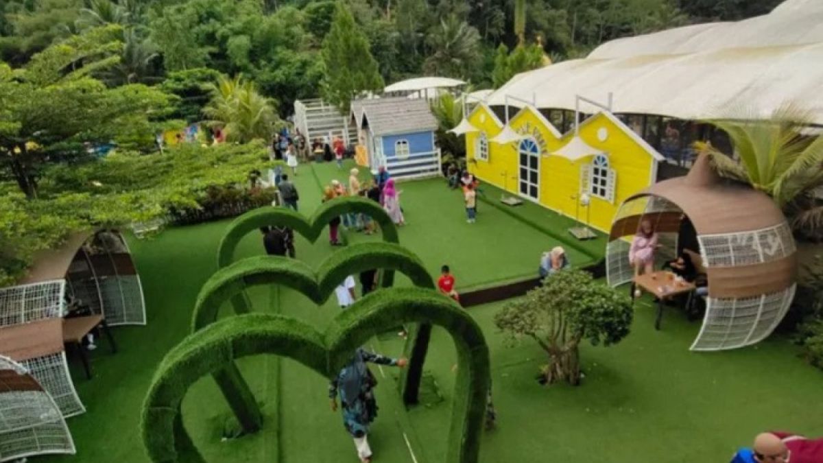 Tempat wisata di Tasikmalaya, Wahana Alam Parung cocok untuk menikmati momen libur natal dan tahun baru. [Dok. ANTARA]