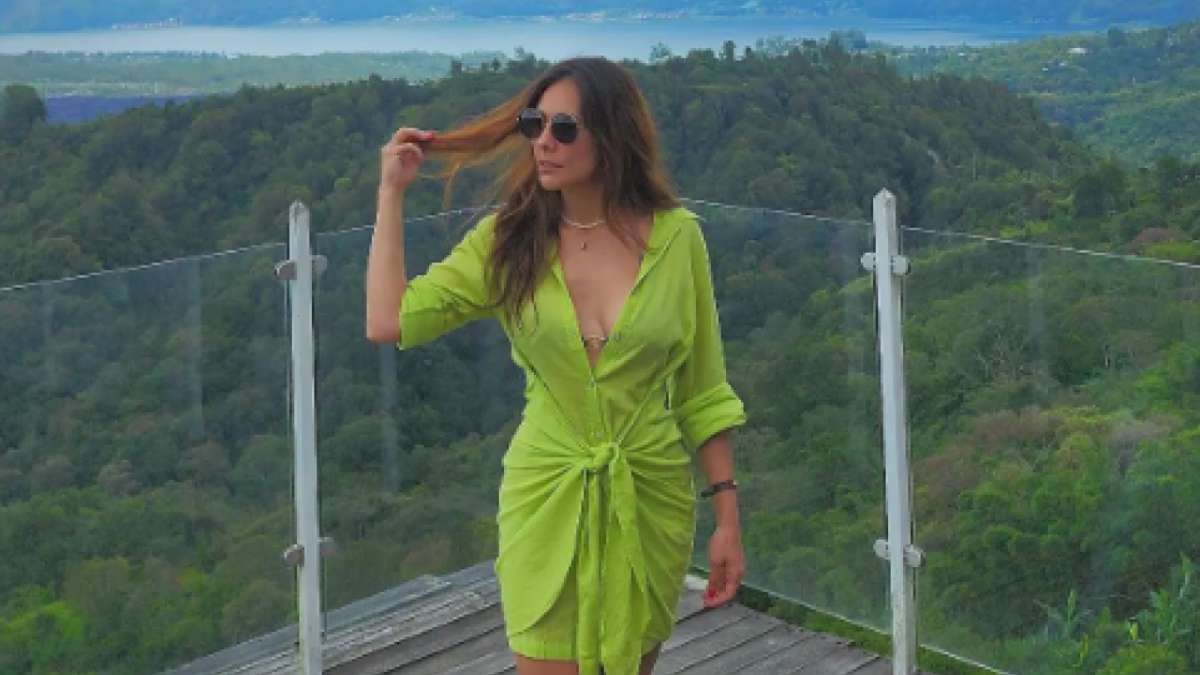 Fito WUlan Guritno kenakan baju warna hijau terlihat seksi dengan belahan dada mengintip [Instagram @Wulanguritno]