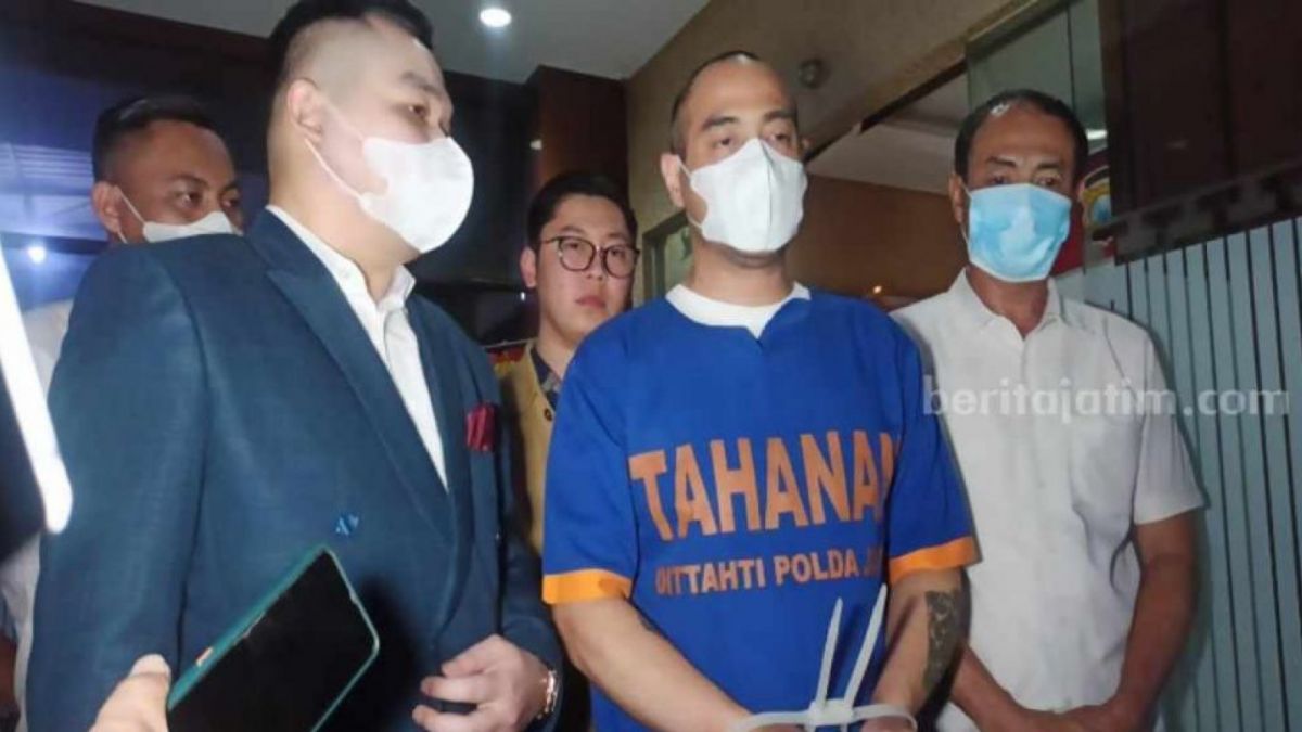 Tersangka Ferry Irawan [Foto: Beritajatim]