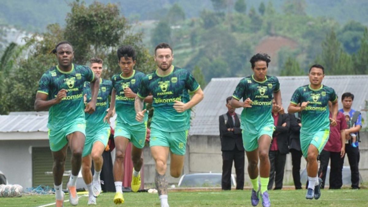 Penggawa Persib Bandung tengah berlatih jelang menghadapi Borneo FC dalam jadwal Liga 1 2022-2023 pada 26 Januari mendatang. [Persib.co.id]