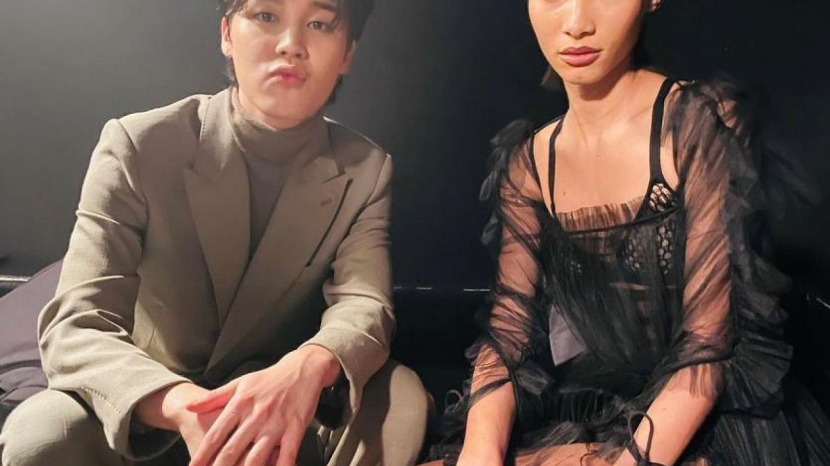 park jimin with model lineisy montero on dior winter 2023 [Twitter/@vampirejeonjk9]