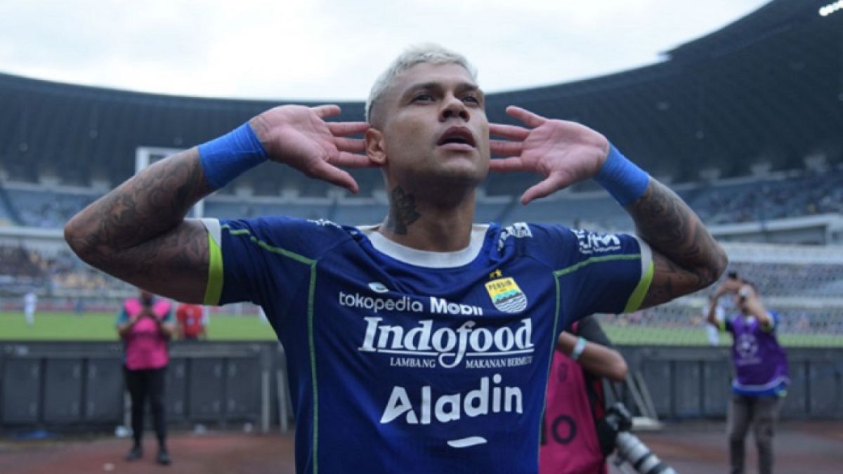 Striker Persib Bandung, Ciro Alves saat melakukan selebrasi gol ke hadapan Bobotoh di Stadion. [Persib.co.id]