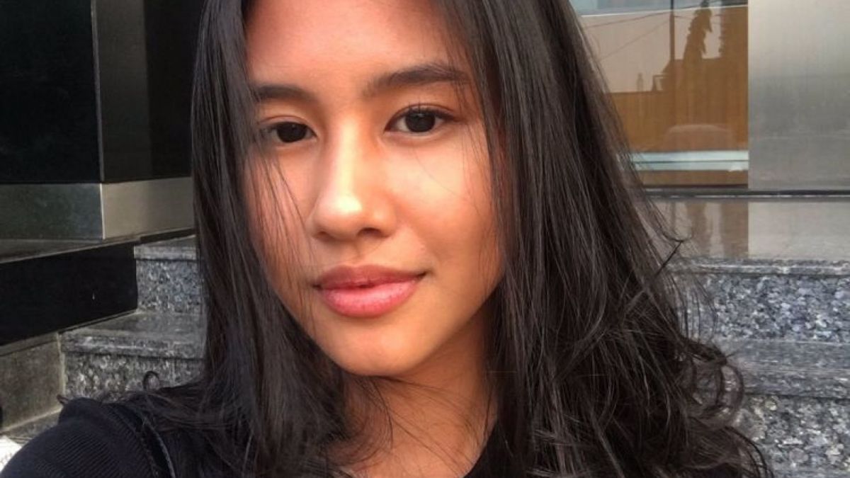 Shenina Cinnamon pemeran laras di Dear David [https://pin.it/5VDn0PQ]