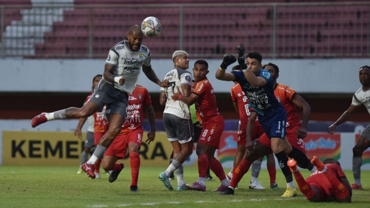 Dok. David da Silva menyundul bola ke arah gawang yang dijaga Nadeo Argawinata pada duel Bali United vs Persib, berakhir dengan skor 1-1. [Persib.co.id]