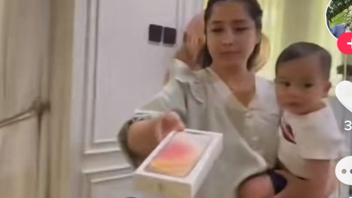 Nagita bagi-bagi iphone [TikTok/@ininia62]