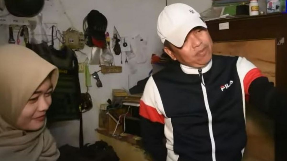 Dedi Mulyadi syok lihat kamar Yessy duta sertifikat rumah. (YouTube/ KANG DEDI MULYADI CHANNEL)