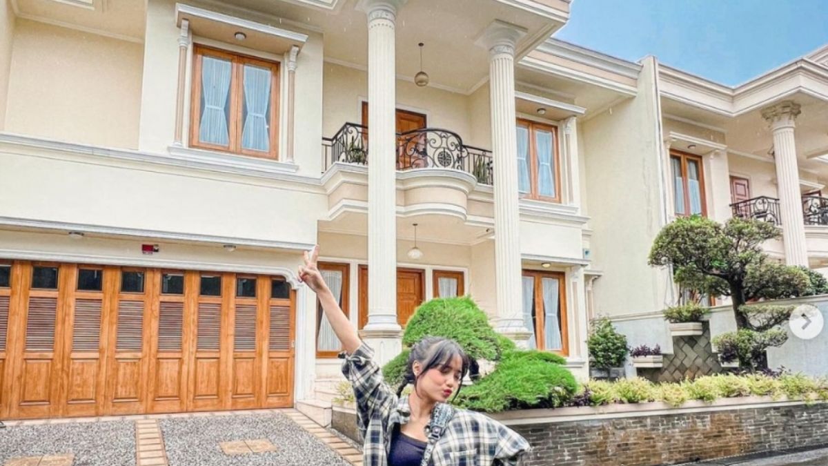 Potret Fuji di depan rumah barunya (Instagram Fuji)