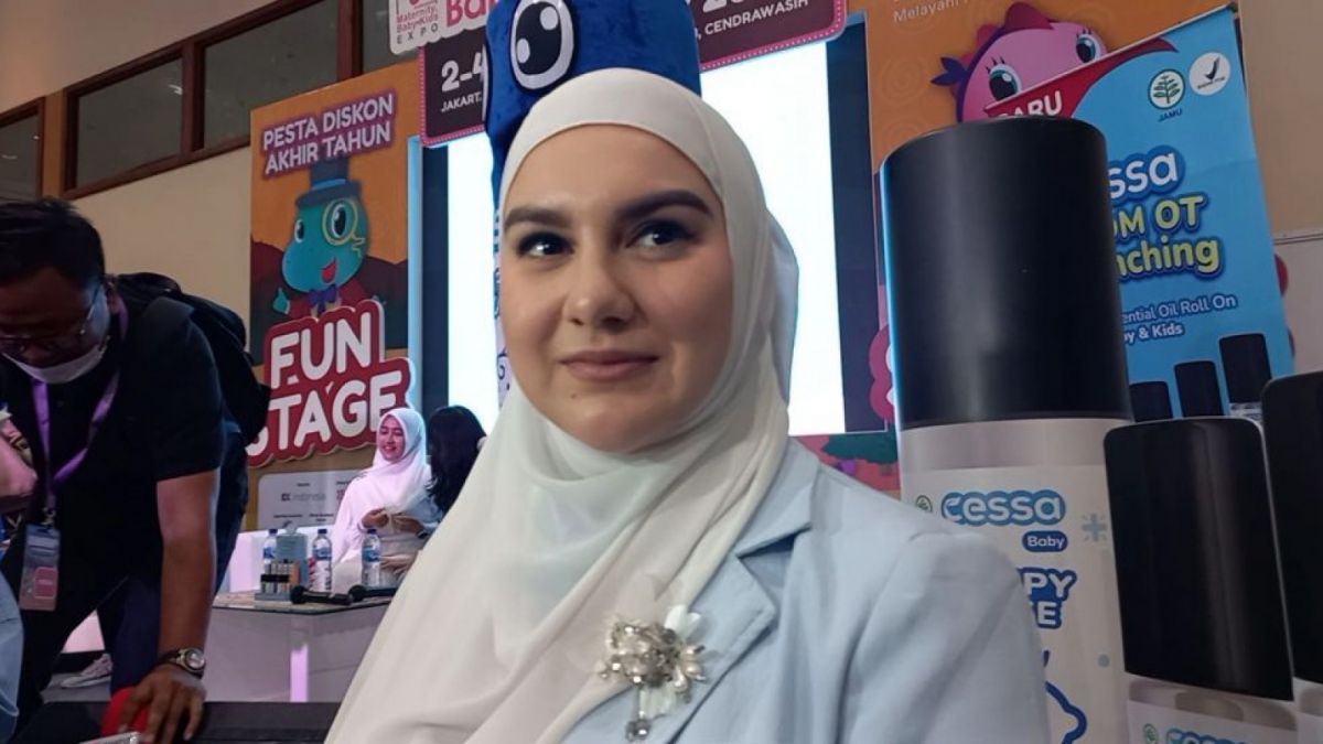 Aktris sekaligus model cantik Irish Bella. Akhirnya angkat bicara setelah suaminya, Ammar Zoni diamankan polisi terkait kasus narkoba. [(Dini/Suara.com)]