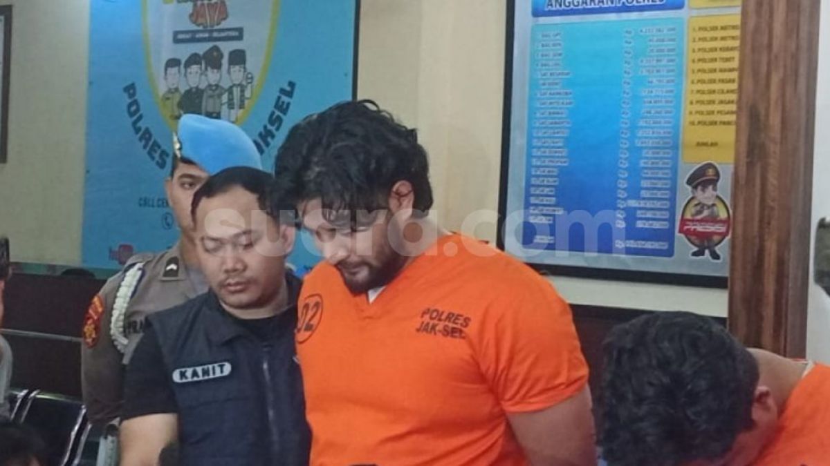 Potret Ammar Zoni mengenakan baju tahanan. Kuasa hukum Ammar Zoni, Elza Syarief ungkap alasan klienya memakaian narkoba jenis sabu. [Suara.com/Rena Pangesti]