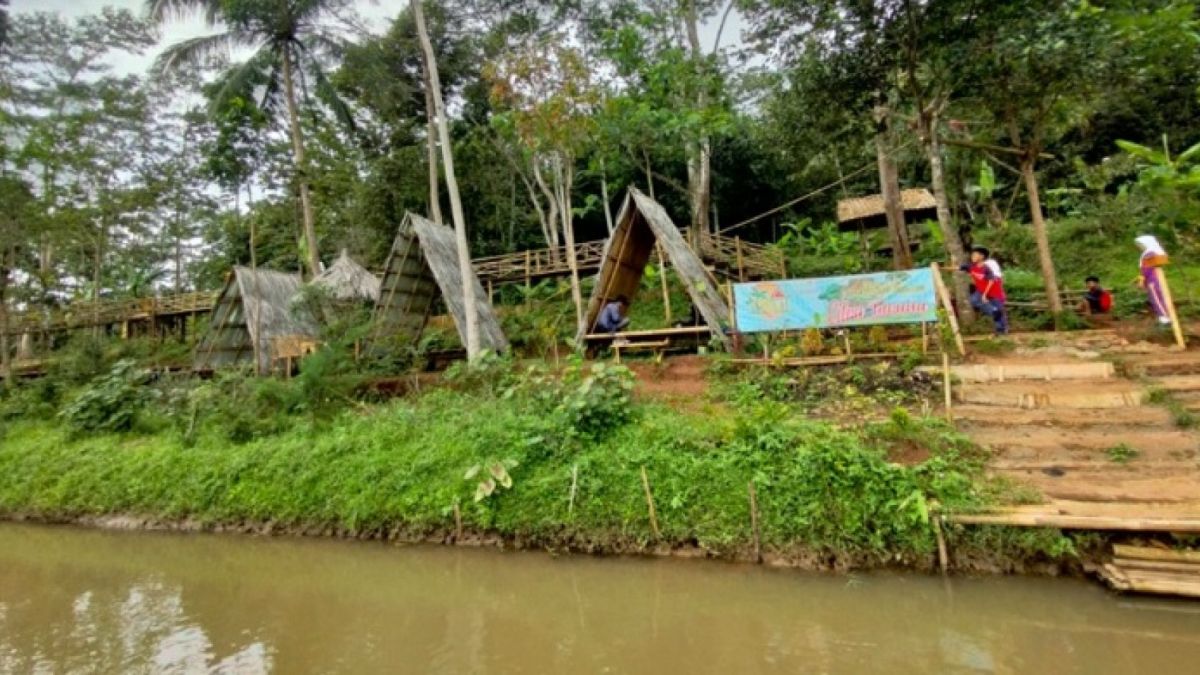 Tempat Wisata Bale Citembong Girang, Sumedang. Menyuguhkan wisata alam dengan panorama indah serta udara sejuk. [Dok. Pemkab Sumedang.]