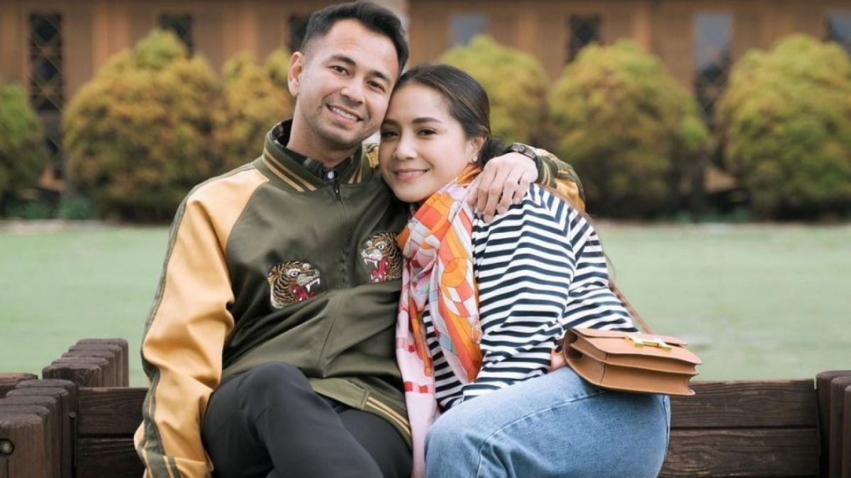 Momen Raffi Ahmad dan Nagita Slavina liburan di Jepang. Nagita merasa heran dengan gosip perselingkuhan Raffi Ahmad dengan Mimi Bayuh. [(Instagram/raffinagita1717)]