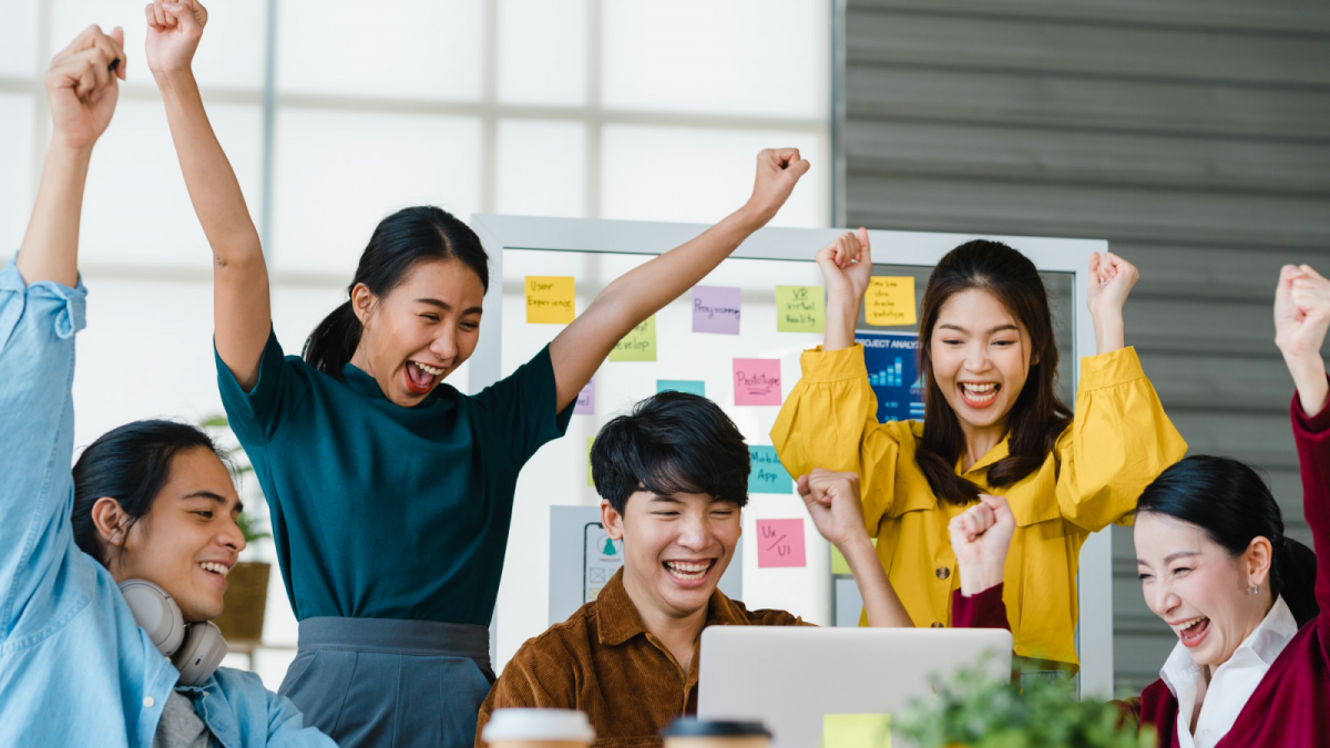 Lingkungan Kerja yang Nyaman dimulai dari Kamu yang Selalu Berpikir Positif [freepik.com/tirachardz]