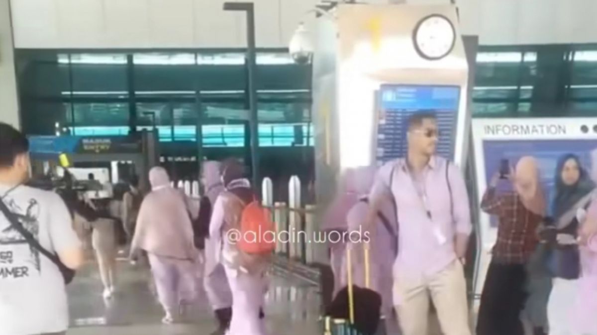 Arya Saloka tiba di bandara untuk pergi umroh. [(Instagram @aladin.words)]