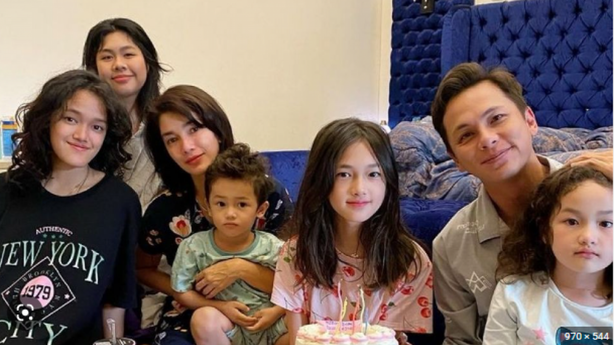 Potret keluarga Andhika Pratama dan Ussy Sulistiawaty [(Instagram/ussypratama)]