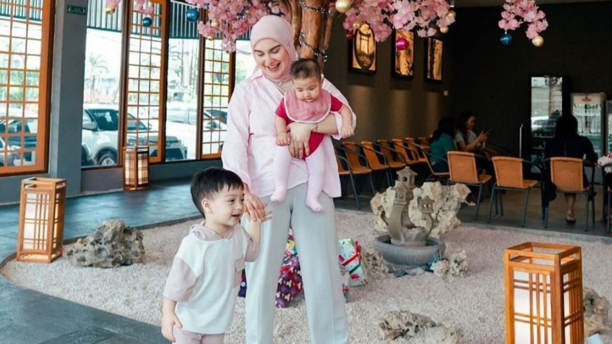 Potret Irish Bella Momong Anak Sendirian (Instagram/@_irishbella_)