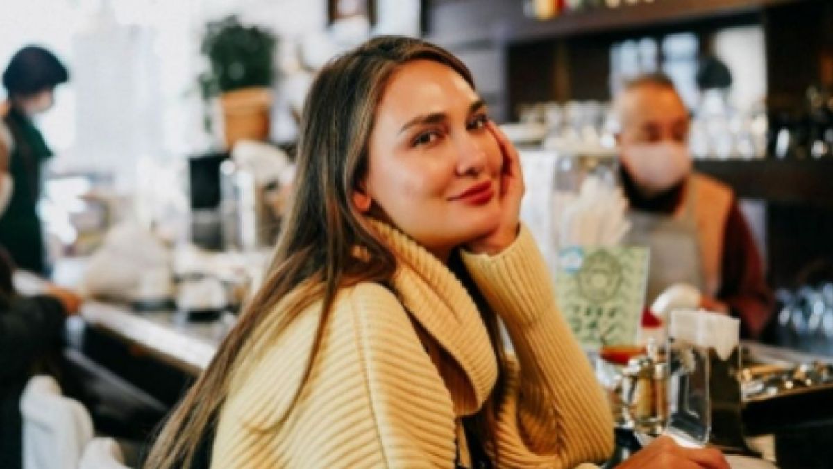Potret Luna Maya disebuah tempat ngopi. Luna dikabarkan tengah dekat dengan aktor tampan, Maxime Bouttier. [(Instagram.com/@lunamaya)]