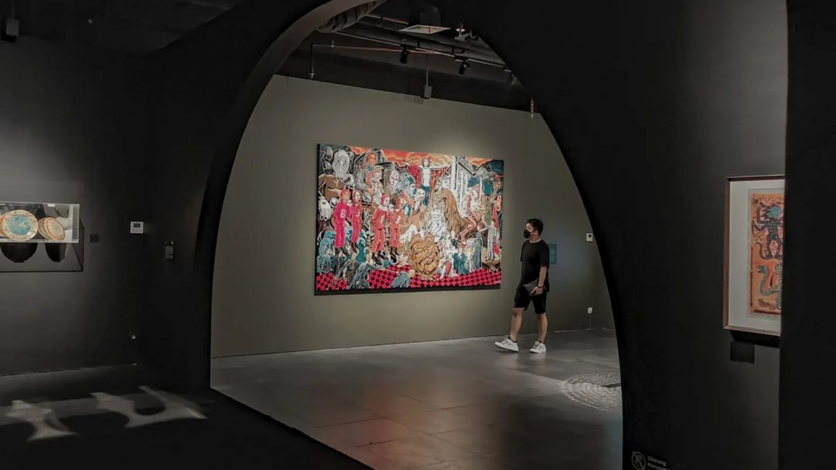 Museum date. Пара в музее. Museum date. Люди в галерее. Смитсоновскому институту национальный скульптурный зал.