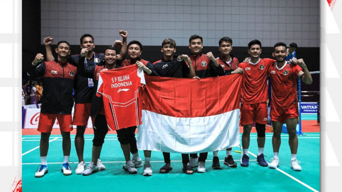Potret perayaan tim bulutangkis beregu putra Indonesia usai kalahkan Malaysia di final SEA Games 2023 [Twitter/@INABadminton]