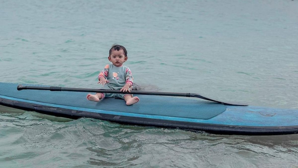 Potret Moana, buah hati Ria Ricis dan Teuku Ryan saat berlibur di laut lepas banjir hujatan, begini respon Ricis. [Instagram/@riaricis1795]
