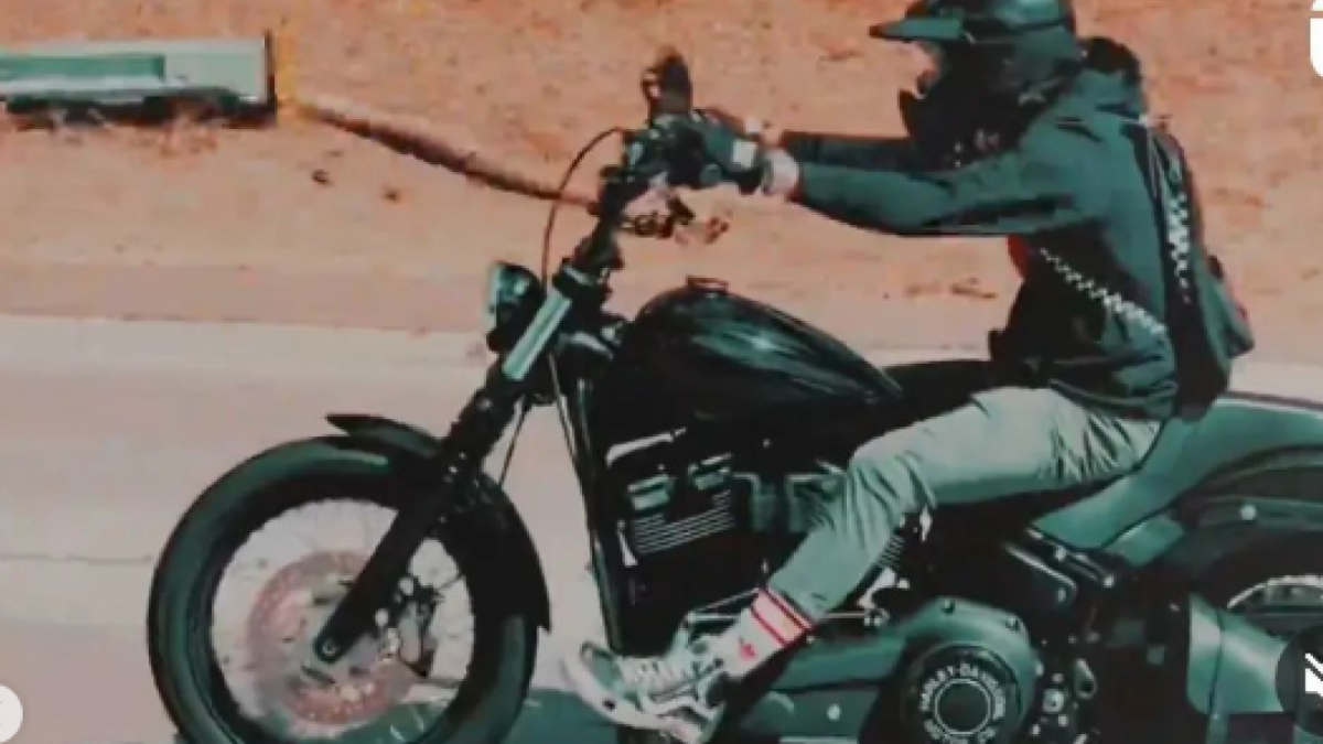 Sepatu Desta diduga mirip dengan pria jaket hijau yang kini viral di media sosial [Tangkap Layar Instagram]