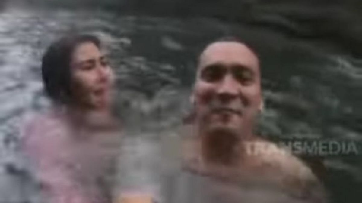 Potret Rendy dan Syahnaz sedang berendam