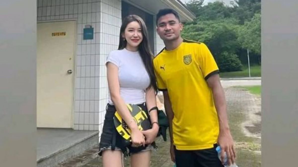 Foto kebersamaan Asnawi Mangkualam dengan perempuan asal Korea Selatan. [Suara.com]