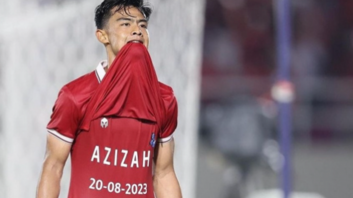 Pratama Arhan Lakukan Selebrasi dengan Tunjukkan Kaos Bertuliskan Nama Azizah, sang Istri [Twitter]