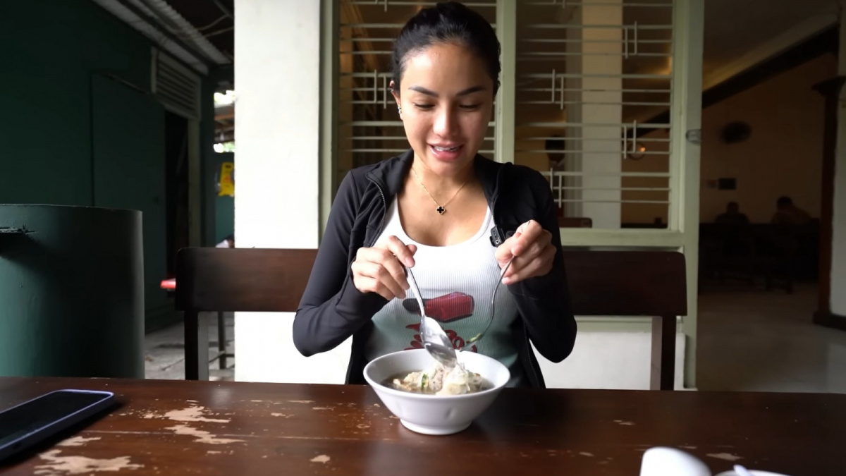 Unggah konten kulineran, Nikita Mirzani diingatkan netizen perihal Lolly. [(Tangkap layar YouTube Crazy Nikmir REAL)]