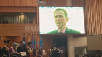 Momen Haru Wisuda Brigadir J, Air Mata sang Ayah Tak Terbendung Saat Menerima Ijazah Anaknya