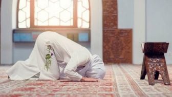 Bolehkah Perempuan Sholat Jumat? Simak Penjelasan Hukumnya