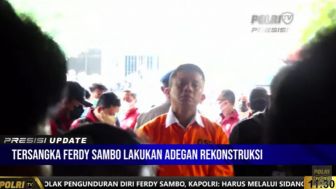 Kedua Tangan Ferdy Sambo Diborgol Saat Peragakan Adegan Rekonstruksi Pembunuhan Brigadir J, Putri Candrawathi Tiba Di Rumah Jalan Saguling