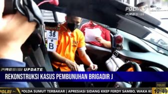 Rekonstruksi Pembunuhan Brigadir J: Bharada E Ambil Pistol dari Mobil Lalu Temui KM dan RR yang Duduk di Halaman Rumah Ferdy Sambo