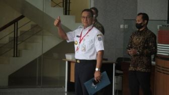 Sambangi KPK Terkait Polemik Formula E, Anies Baswedan Kenakan Baju Dinas Putih dan Tenteng Map Biru