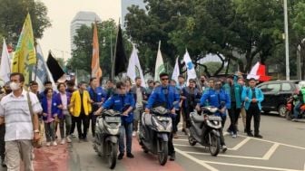 Gabungan Mahasiswa Demo Tolak Naiknya Harga BBM, Lakukan Aksi Dorong Motor