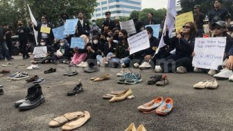 Sepatu Bekas Ikut Mejeng Saat Demo Tolak BBM Naik di DPR RI, Maksudnya Apa ya?