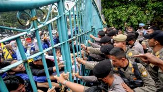 Sentil Jokowi Pulang Lewat Belakang Istana Saat Demo, Rocky Gerung: Kekacauan Psikologis Presiden