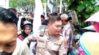 Irjen Fadil Imran Bagikan Roti dan Air Mineral di Demo HTN, Malah Kena Semprot Orator