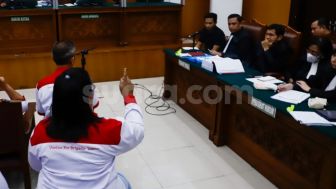 Momen Bharada E Tahan Tangis Saat Bibi Brigadir J Ungkap Rasa Kecewa Jadi Sorotan, Bikin Nyesek