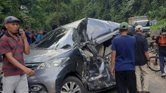 Longsor di Cadas Pangeran, Sebuah Mobil Ringsek Tertimpa Runtuhan